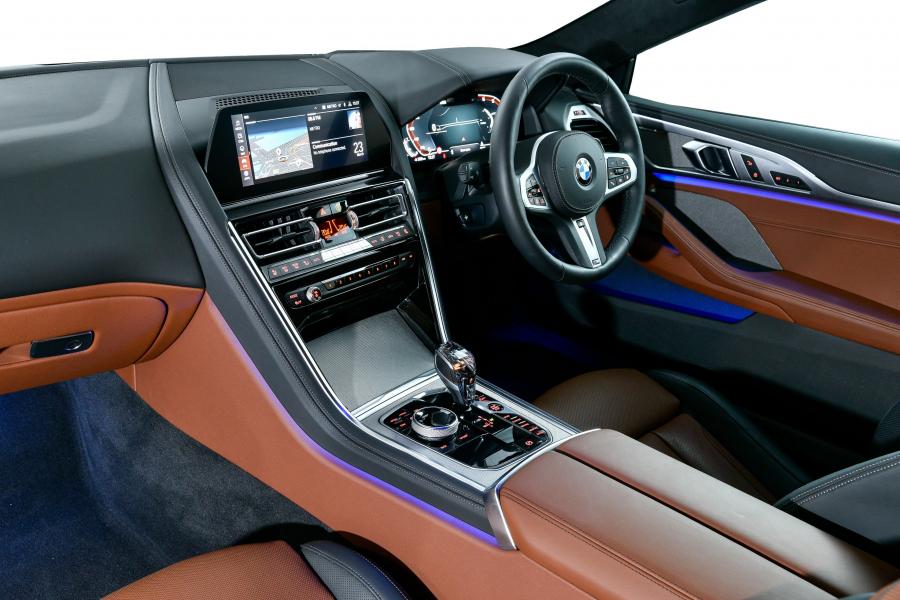 Интерьер BMW M850i xDrive Carbon Package (G15) 2019 года  (ZA) (фото 11 из 40)